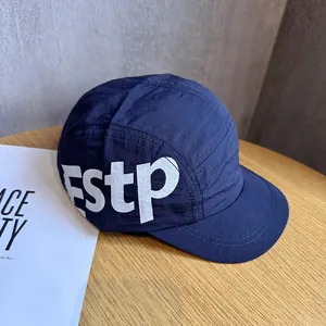 Détail de la casquette camp en nylon bleu marine séchage rapide avec imprimé Estp