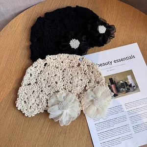 Chapeau de soleil au crochet fait main avec dentelle ajourée et fleurs perlées pour femme