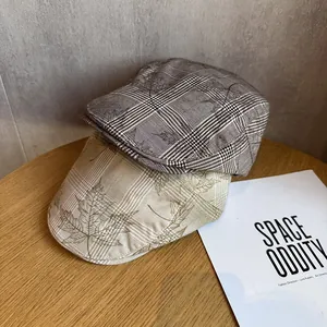 Béret classique à carreaux et motif feuille d'érable en marron et beige rétro
