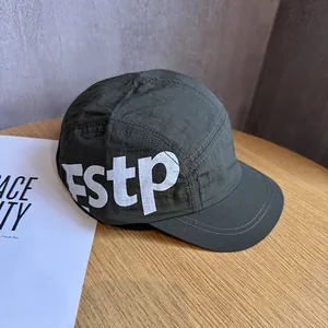 Détail de la casquette camper vert armée avec imprimé Fstp latéral et coutures doubles