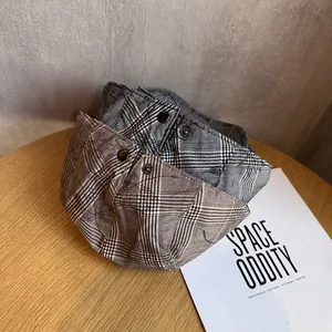 Casquettes gavroche classiques à carreaux gris et marron avec boutons en métal vintage