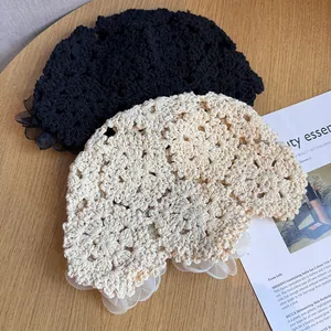 Bonnet en crochet fait main avec dentelle florale en beige et noir et tulle