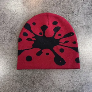 Dettaglio della trama a maglia del berretto jacquard rosso e nero con motivo astratto