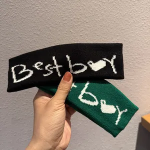 Dettaglio della trama a maglia delle fasce sportive Best Boy nere e verdi con cuore
