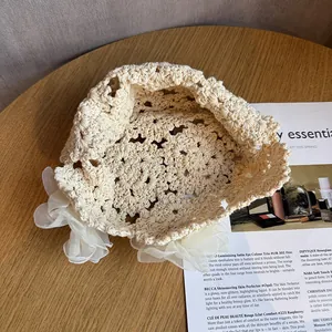 Bonnet en dentelle crochetée crème avec décorations de fleurs en maille sur bois