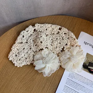 Bonnet en maille crochetée à la main avec grande fleur en résille et perles nacrées