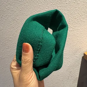 Vista dettagliata della trama a coste verde scuro di una spessa fascia sportiva elastica