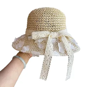 Chapeau de paille d'été pour femmes avec fleurs en dentelle et nœud élégant