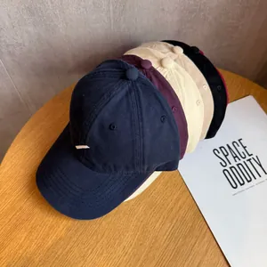 Minimalistische Baseballkappen mit breiter Krempe für Damen und Herren in verschiedenen Farben