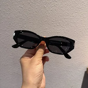 Detailed close-up of model KD98123 showing size specifications inside black sunglass arm