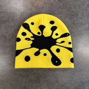 Dettaglio della trama a maglia di un berretto giallo con motivo a stella nera