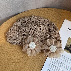 Détails du chapeau en dentelle crocheté main avec fleurs en tulle et perles élégantes