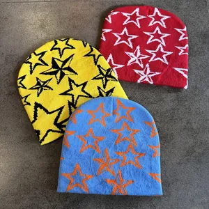 Set kleurrijke gebreide mutsen met sterrenpatroon in geel, rood en blauw, hiphopstijl