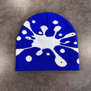 Texture a maglia dettagliata del berretto blu reale con motivo jacquard bianco a spruzzo