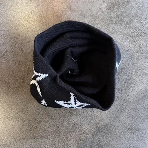 Gedetailleerd beeld van de jacquard gebreide sterren op de zwarte gebreide muts voor unisex