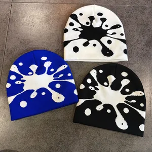 Tre berretti in maglia jacquard a polpo in nero, blu e bianco con motivi a inchiostro