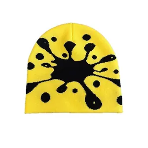 Berretto in maglia jacquard giallo vivace con motivo creativo a macchie nere