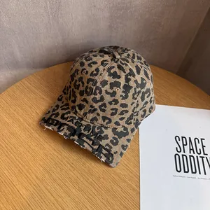 Detailansicht der Baseballkappe mit Leopardenmuster, MACTIME-Stickerei und Fransenrand
