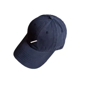 Klassische dunkelblaue Baseballkappe mit weißem geometrischem Muster und breitem Sonnenschutz