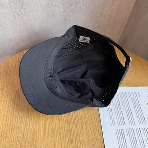 Λεπτομέρεια καπέλου με οπές αερισμού laser-cut σε ξύλινη επιφάνεια για γρήγορο στέγνωμα