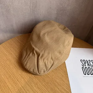 Gros plan sur la texture du coton kaki et les coutures d'un béret rétro vintage