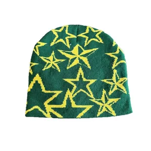 Donkergroene gebreide muts met gele sterpatronen voor outdoor sporten en winter