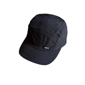 Ανδρικό καπέλο 5-panel μαύρο, γρήγορο στέγνωμα με τρύπες αερισμού και κοντό γείσο