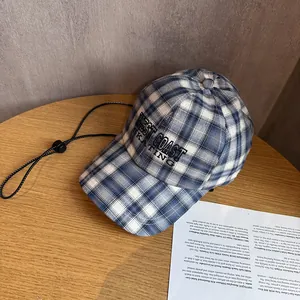 Detailansicht der West Coast Skating Bestickung auf der blau karierten Baseballkappe