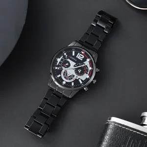 Montre sport homme en acier noir avec cadran lumineux sur fond texturé élégant