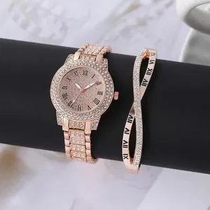 Detail van roségouden horloge- en armbandset met strass en Romeinse cijfers op zwarte standaard