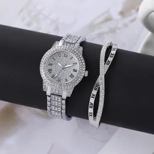 Detailweergave van zilveren horloge en armband set met kristallen en Romeinse cijfers