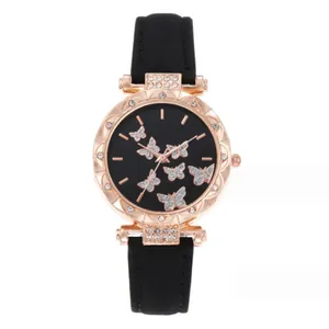 Dettaglio del quadrante a farfalla e della lunetta con strass su orologio da donna