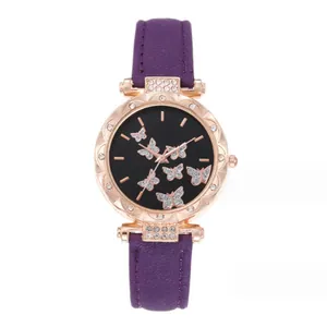 Dettaglio della cassa orologio in oro rosa con cristalli e quadrante nero con farfalle