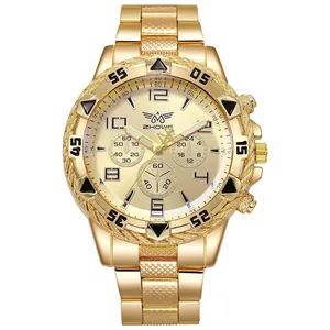 Primo piano di un orologio cronografo dorato con triplo quadrante e finitura in metallo