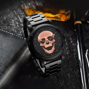 Mattschwarze Totenkopf-Uhr mit roségoldenem Zifferblatt auf luxuriösem Lederhintergrund