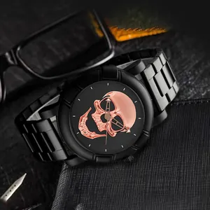 Details einer mattschwarzen Herrenuhr mit 3D-Totenkopf in Roségold und Metallarmband