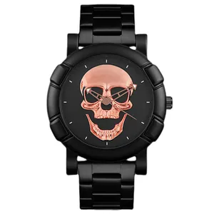 Detailansicht der mattschwarzen Uhr mit 3D-Totenkopf-Motiv in Roségold auf Zifferblatt