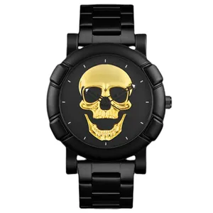 Detail des goldenen 3D-Totenkopf-Motivs auf dem schwarzen Zifferblatt der Herrenuhr