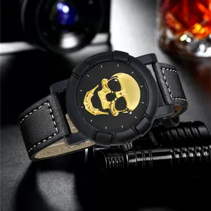 Detail des goldenen 3D-Totenkopfs auf schwarzem Zifferblatt mit Lederarmband