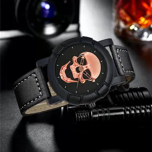 Detail eines schwarzen Lederarmbands mit weißer Kontrastnaht und einem 3D-Totenkopf-Zifferblatt