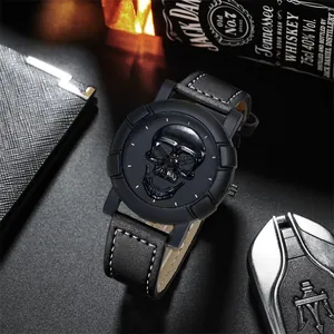 Detailansicht der Herren-Totenkopfuhr mit 3D-Relief-Zifferblatt und Lederarmband in Luxus-Stil