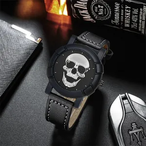 Makroansicht der Herrenuhr mit silbernem 3D-Totenkopfrelief und schwarzem Lederband