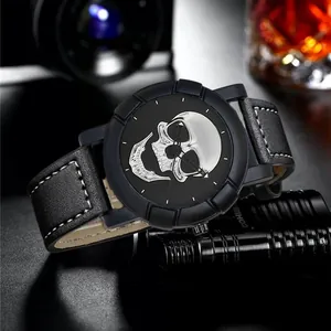 Detail einer Rock-Stil Uhr mit silbernem Totenkopf-Relief und schwarzem Lederarmband