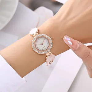 Montre à quartz élégante en or rose en forme de fleur avec cristaux et bracelet chic