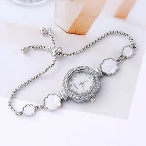 Montre bracelet fleur de soleil argentée pour femme avec strass et chaîne réglable chic