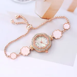 Vue détaillée de la montre fleur avec strass et son bracelet floral en émail rose réglable
