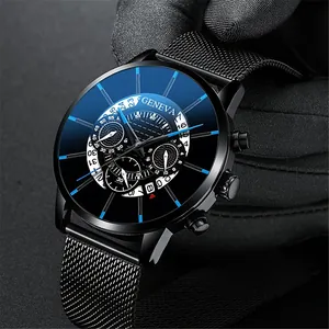 Montre homme à quartz noire avec bracelet en maille et calendrier sous un angle de 45°