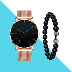 Detail der roségoldenen Netzuhr mit blauen Zeigern und schwarzem Hantelarmband-Set