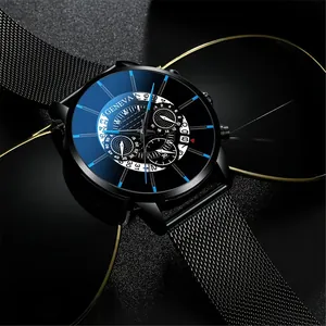 Vue détaillée d'une montre noire avec bracelet à mailles et index bleus sur fond sombre