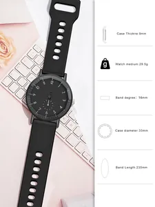 Vue détaillée de la montre à quartz noire avec bracelet silicone et cadran de 33mm